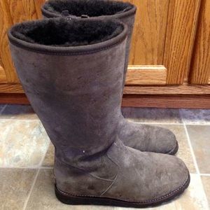 Size 9 UGG hard sole. New condition.