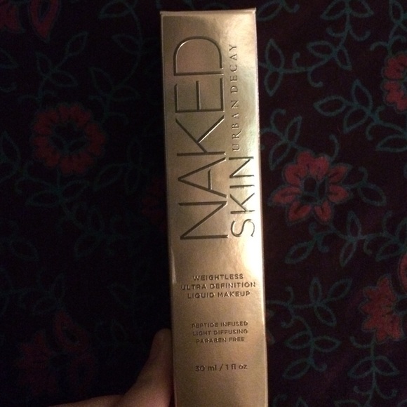 NAKED SKIN
Weightless Liquid Foundation 
Shade 4