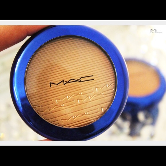 Mac Cosmetics "Oh Darling" highlighter.