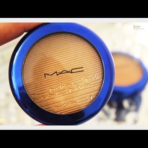 Mac Cosmetics "Oh Darling" highlighter.