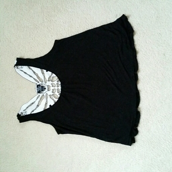 Black and white mouth tank top