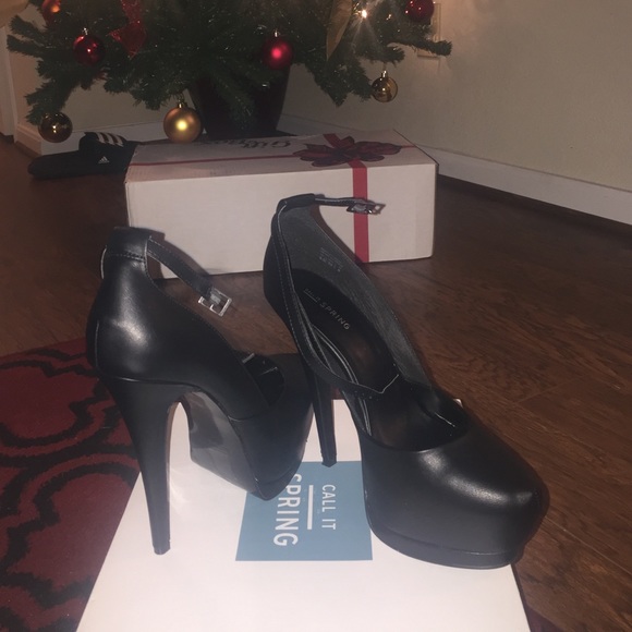 Black pumps