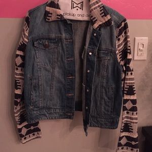 Urban outfitter jean jacket w sleeve/collar design