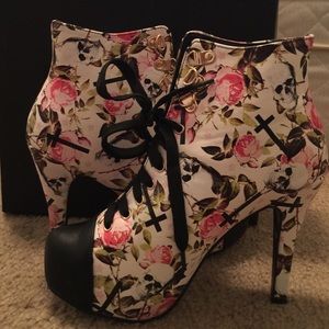 ‼️💀Kill Me Now Iron Fist Platform Heels‼️💀