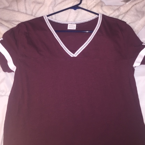 maroon tshirt