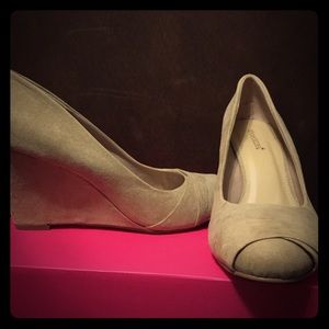 Sz 10 taupe suede wedge from Shoedazzle brand new