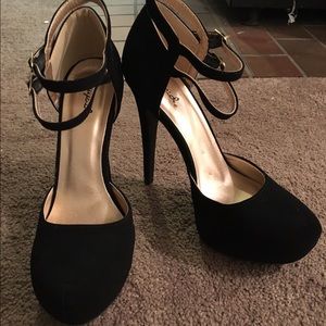 Black pumps with double ankle straps