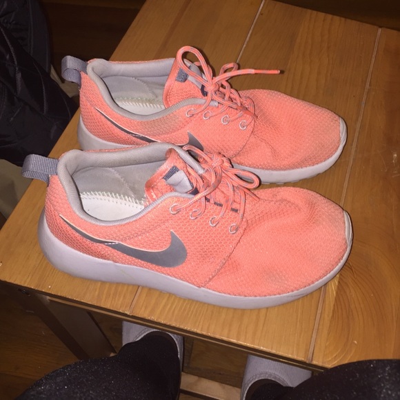 Orange / peach Nike roshe