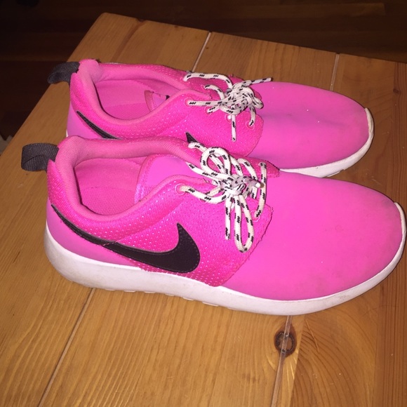 Pink nike roshe