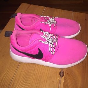 Pink nike roshe