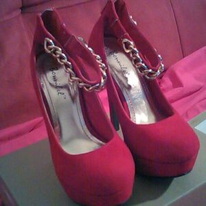 Red chain heel