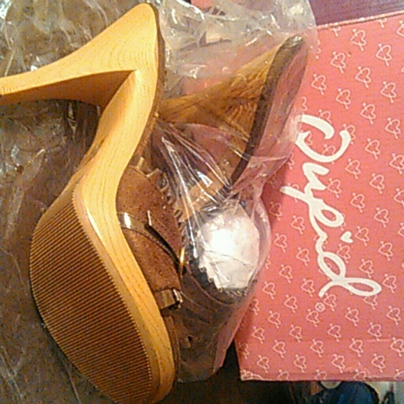 Shoes - Picture 2 of 4