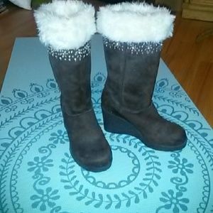 Wedge heel brown suede boot