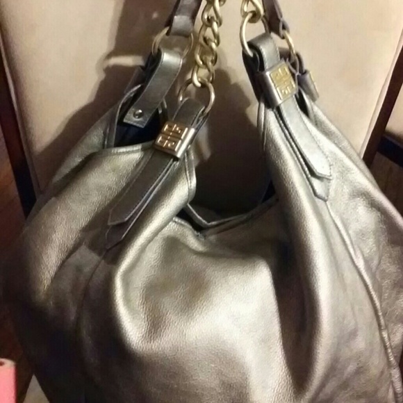 Givenchy Handbags - Givenchy Sacca Chain Sac