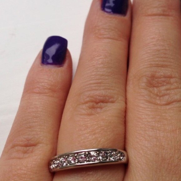 BRAND NEW WHITE GOLD PLATED WEDDING BAND - Picture 3 of 4