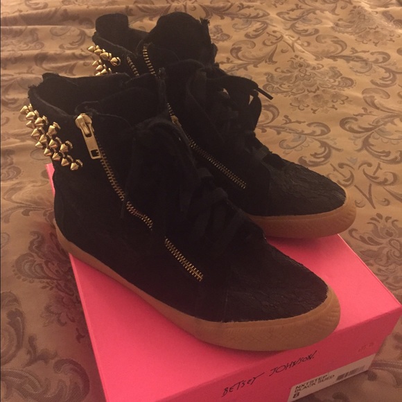 Betsy Johnson Sneaker