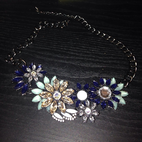 Flower statement necklace - Picture 2 of 2