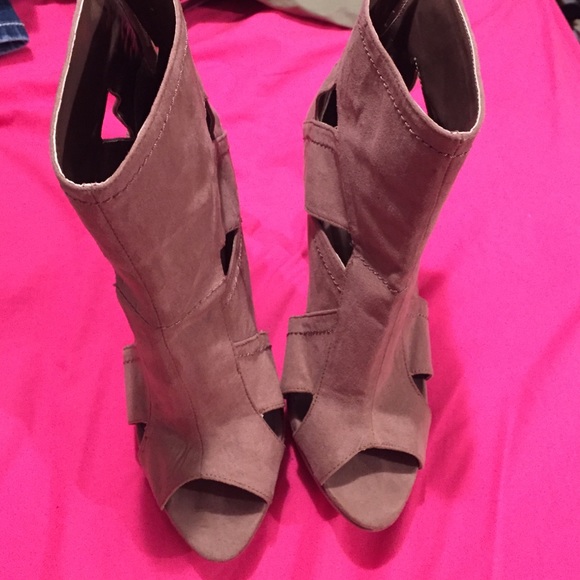 Heels - Picture 2 of 3