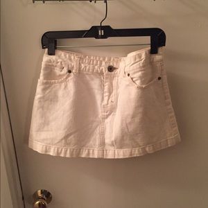White denim skirt.