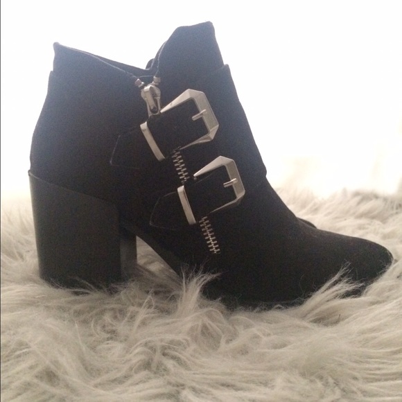 Suede pointed buckle boots