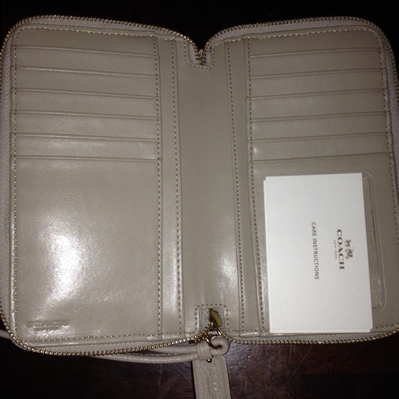 NWOT Authentic new collection Coach wallet - Picture 4 of 4