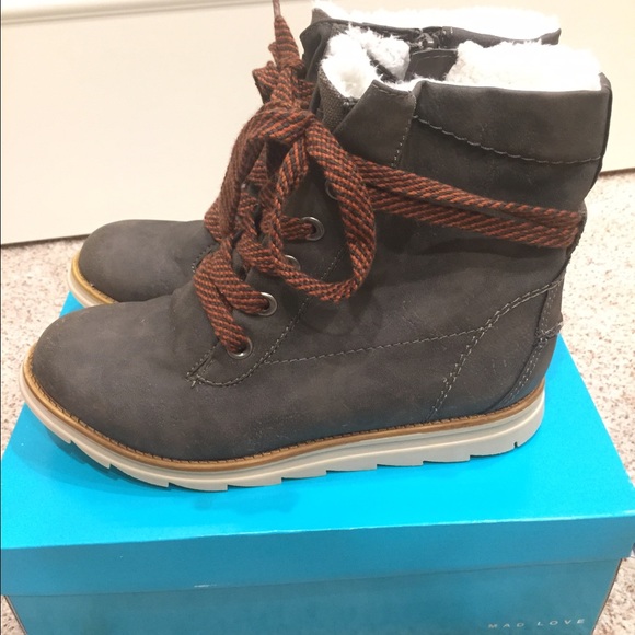 Adorable NWOT boot!