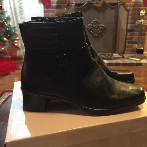 Awesome casual ankle black boots 7M