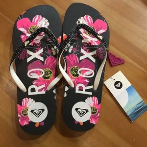 Roxy black flip flops size 7. Never worn!