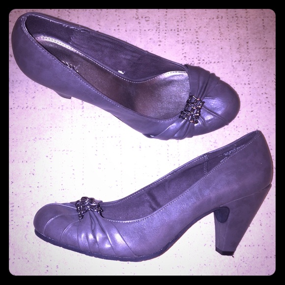 Cute & comfy gray heels