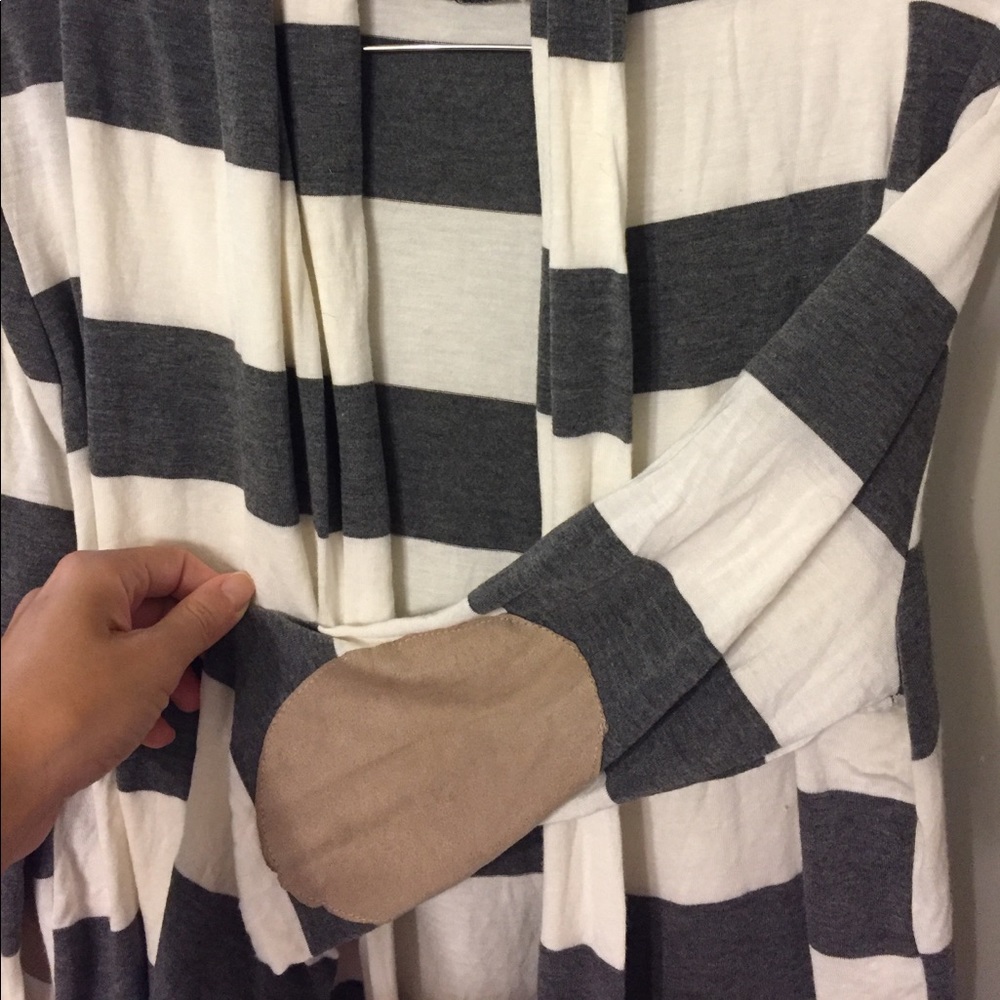 Soft Grey & White Elbow Patch Cardigan size Small - Picture 2 of 4