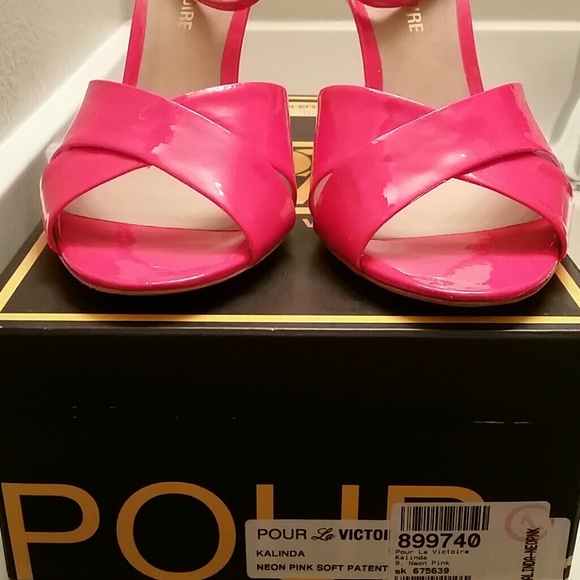 **SOLD**NIB Pour La Victoire Neon Pink "Kalinda" - Picture 2 of 4