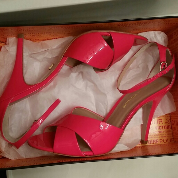 **SOLD**NIB Pour La Victoire Neon Pink "Kalinda" - Picture 3 of 4