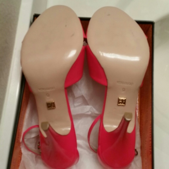 **SOLD**NIB Pour La Victoire Neon Pink "Kalinda" - Picture 4 of 4