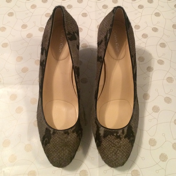 Calvin Klein Odette gray and black platform pump