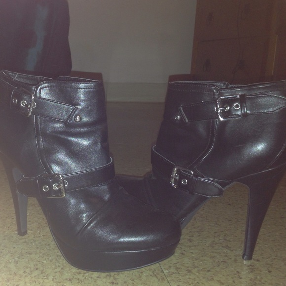 Like new ~ black Guess ankle boots 💋