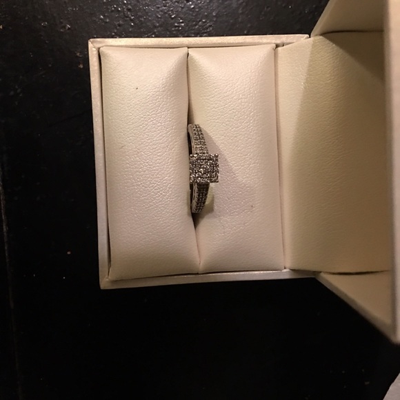 Engagement ring - Picture 2 of 4