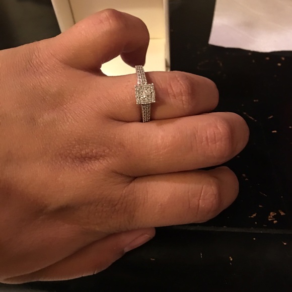 Engagement ring - Picture 3 of 4