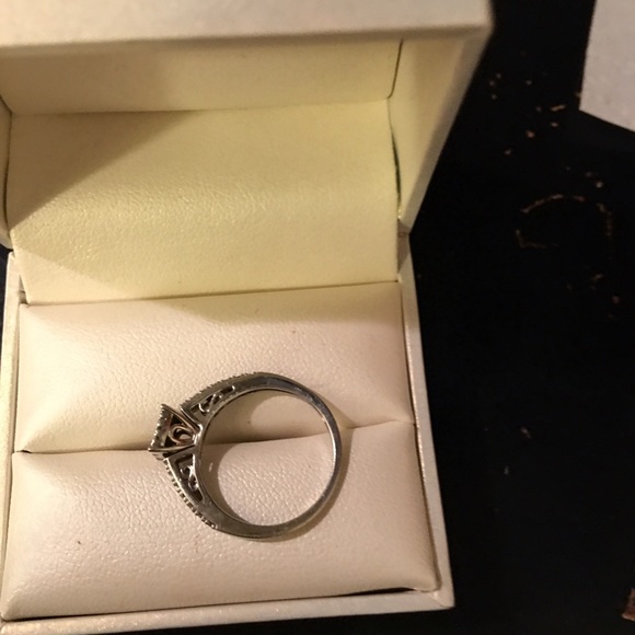 Engagement ring - Picture 4 of 4