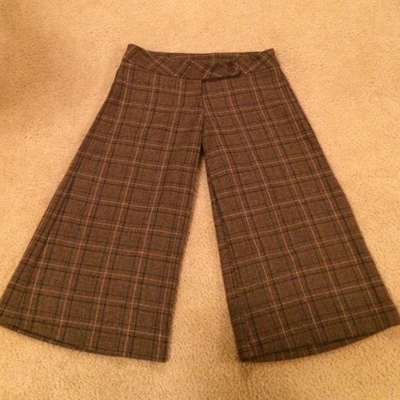 Wet Seal Flared Capri pants