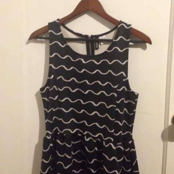 Waved pattern skater dress