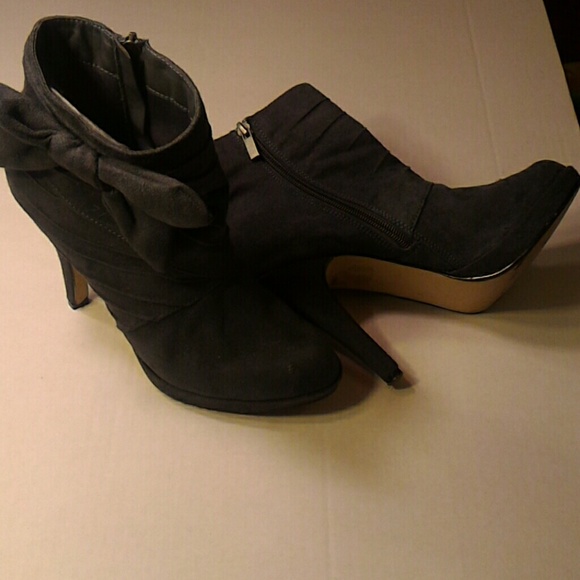 Bow accented ankle heels! - Picture 1 of 4