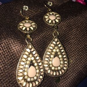 FRANCESCA'S tan drop earrings