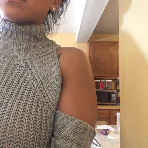 Gray Shoulder Cut Out Sweater - Picture 3 of 4