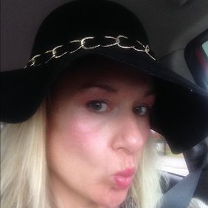 Meet your Posher, Holly