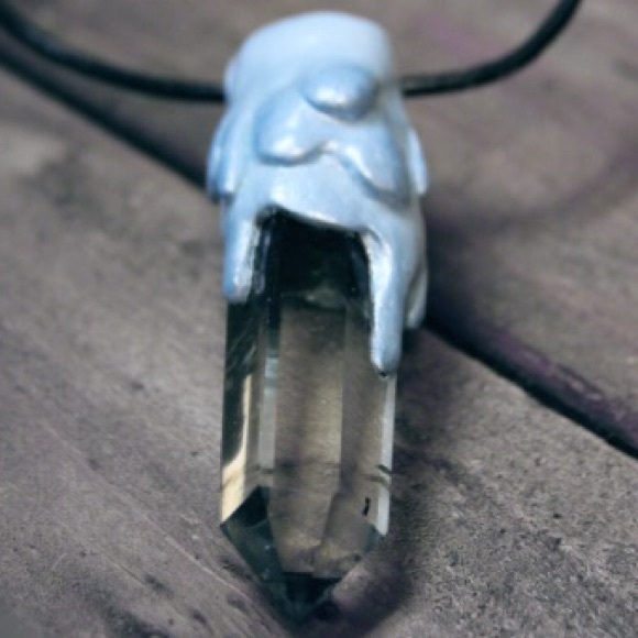 Hand sculpted quartz point