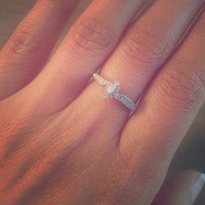 10k white gold ring w/ diamonds