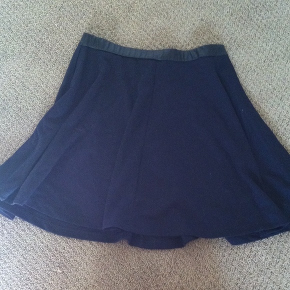 Dark blue chicle skirt with faux leather trim