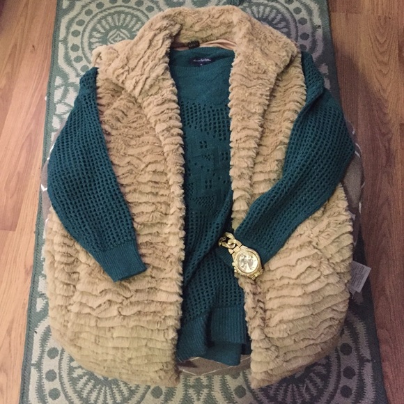 Green quarter length sleeve sweater