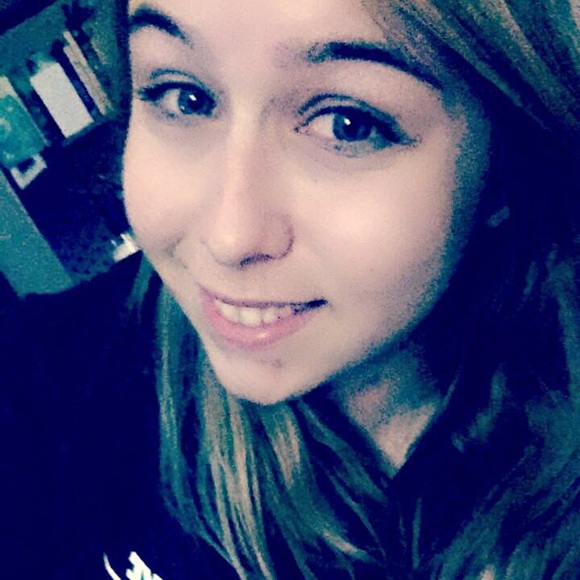 Meet your Posher, Liz - Picture 2 of 3