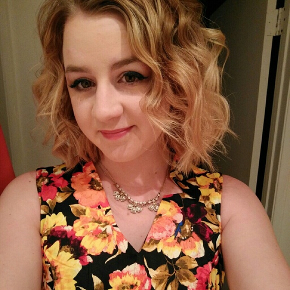 Meet your Posher, Amanda - Picture 3 of 4